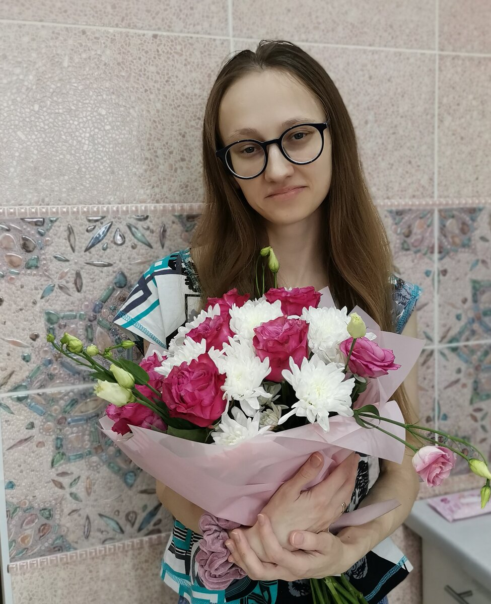 Это я, собственной персоной☺️Фото сделано в женский день, 8 марта этого года. Это чуть ли не единственная фотография меня лично. С рождением сына, моя галерея в телефоне преимущественно состоит из его фотографий😄