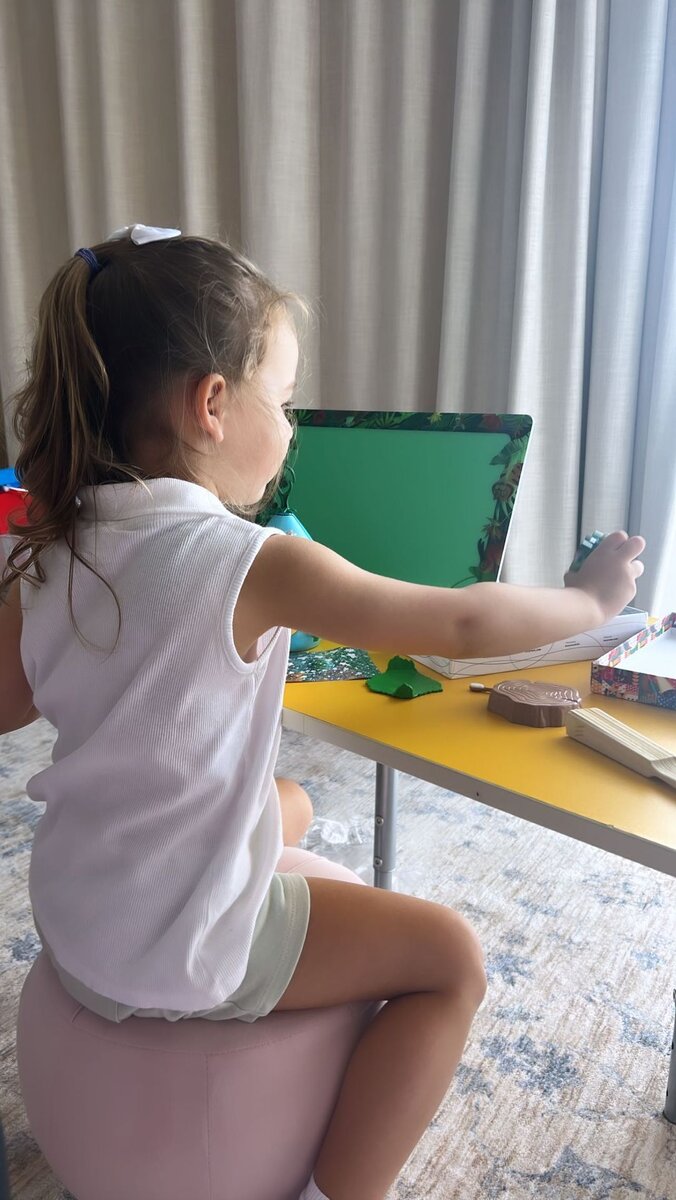    Афина в гостях у отца занялась творчествомСоцсети Эмина