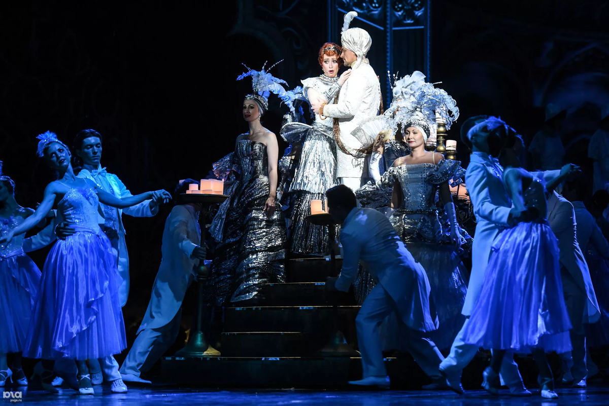 Музыкальный театр бродвей. Newsies мюзикл. Музыкально театральный жанр мюзикл. Современный мюзикл. Pbrkb.