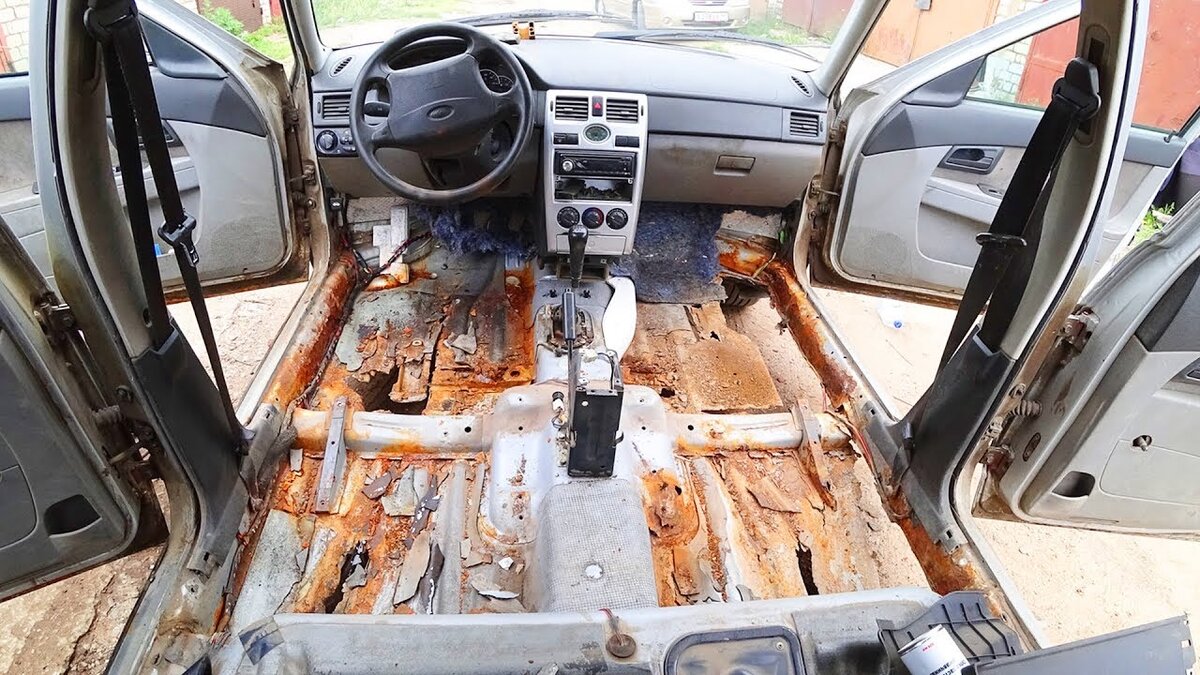 Разобранный салон авто