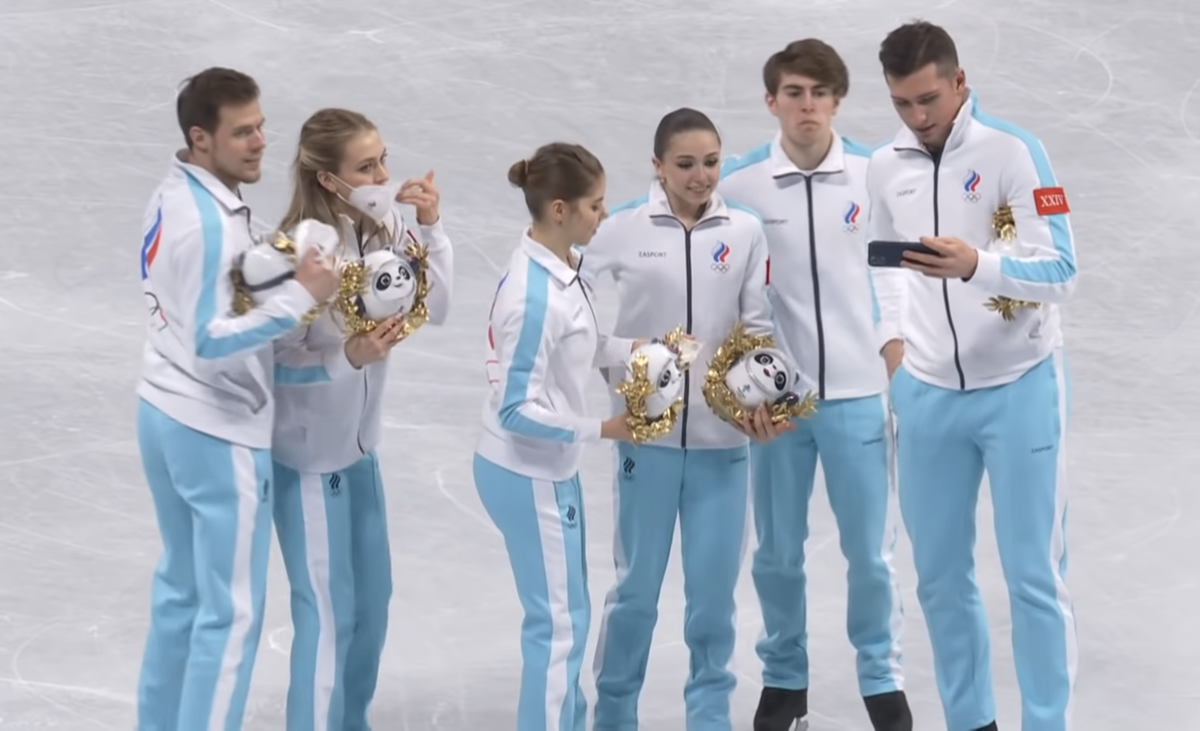 Награждение в командных соревнованиях фигуристов до сих пор не проведено. Первое место заняла сборная России. Источник фото: официальный сайт Первого канала.