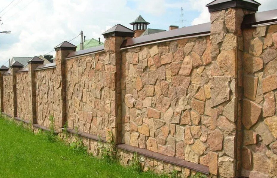 Забор из природного камня