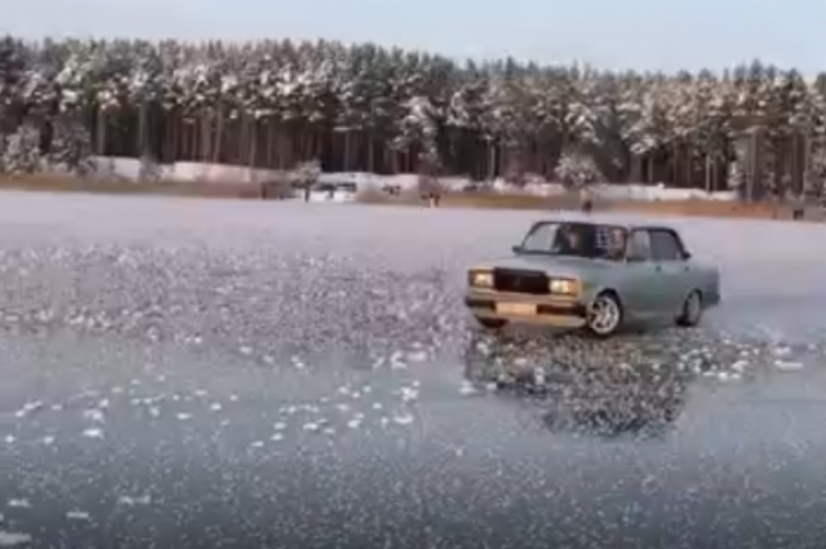   В Твери на Константиновском карьере автомобилист выехал на лёд