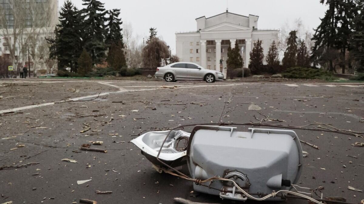    Разбитый уличный фонарь в Ворошиловском районе Донецка после обстрелов со стороны ВСУ© РИА Новости / Сергей Аверин