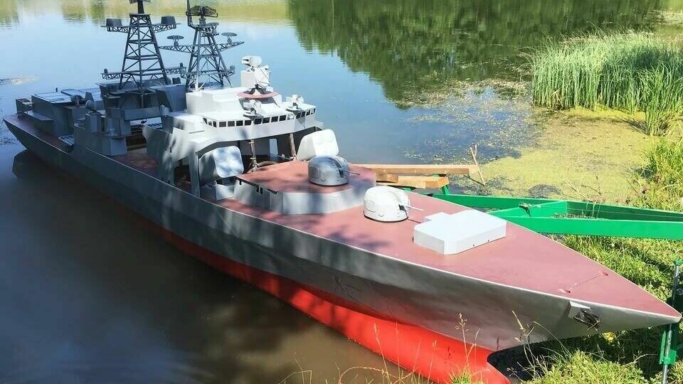     Кстовчанин Сергей Анкудинов собрал восьмиметровую пилотируемую модель военного корабля. Об этом он рассказал в интервью «КП — Нижний Новгород».