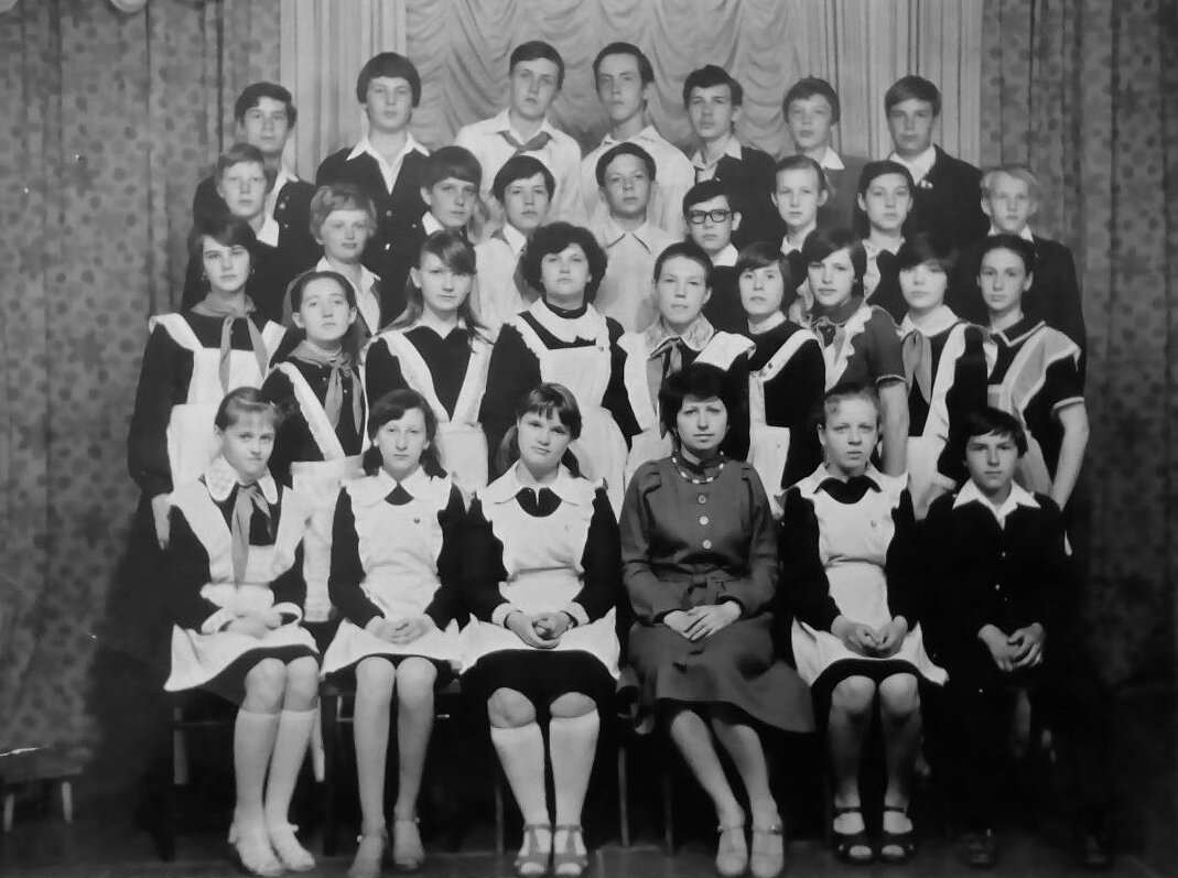 «Парадная» школьная форма: у девочек белые фартуки, у мальчиков - белые рубашки. 