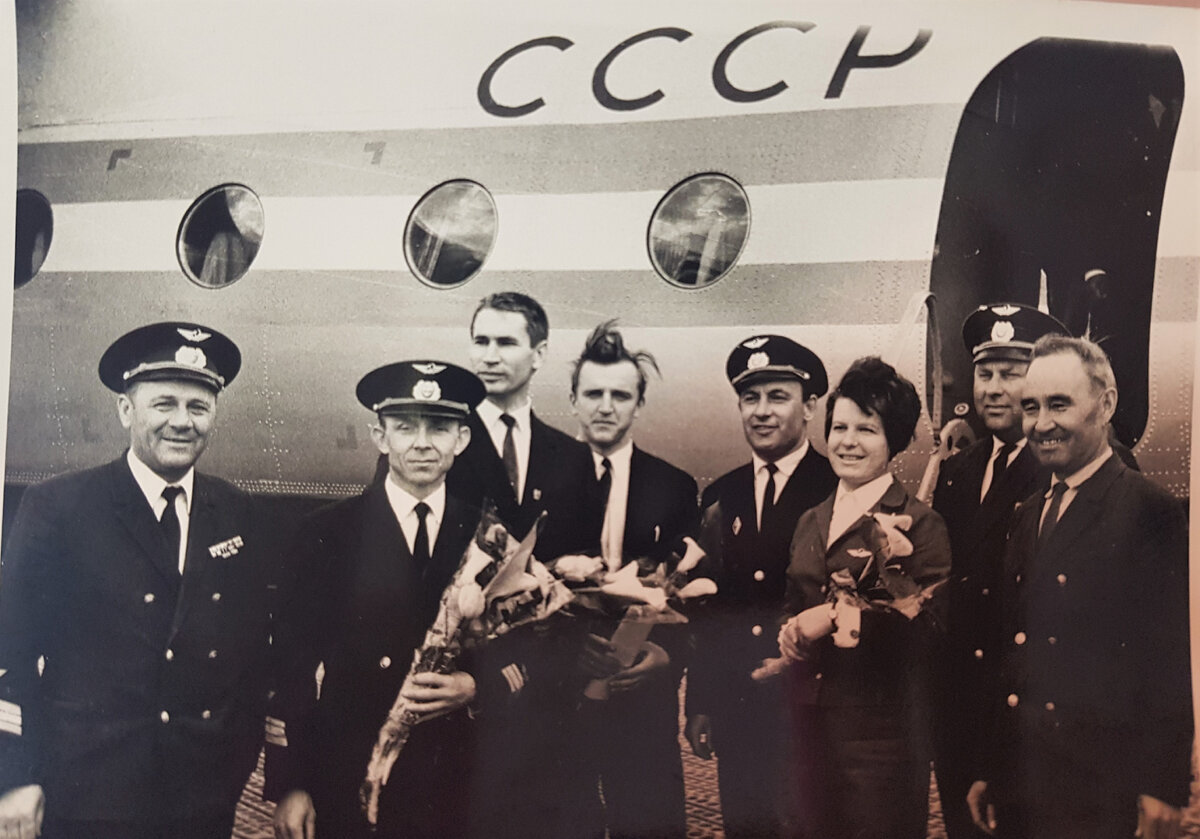 Аэропорт Керчь. Самолет Ан-24. Первый экспериментальный рейс на Одессу. Фото из архива В. Б. Юдковича.   
