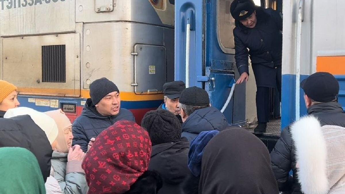    Родители возле поезда в Мангистау:предоставлено Махаббат Нұржанқызы/lada.kz