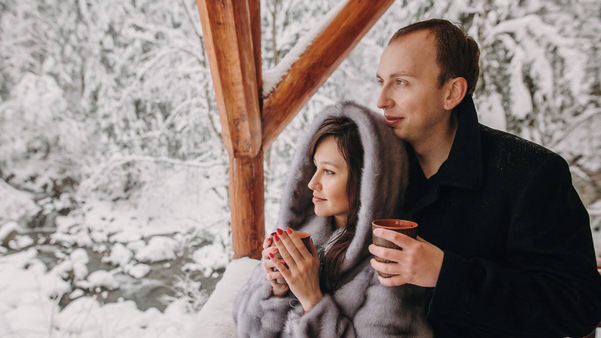    Глэмпинг особенно популярен у молодых людей, которые хотят встретить праздник наедине / Фото: Shutterstock / FOTODOM