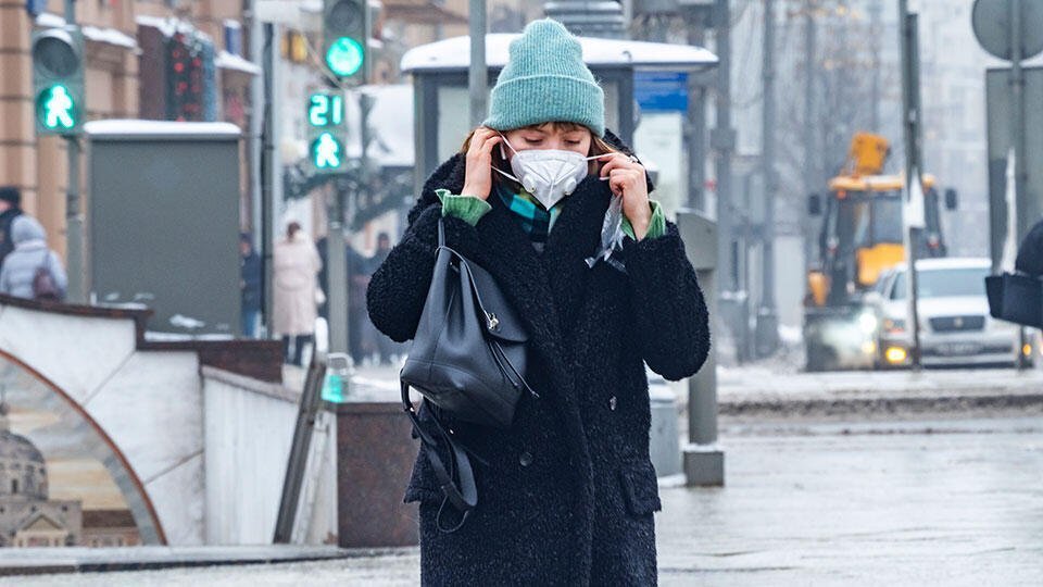     В петербургских больницах ввели масочный режим из-за гриппа и ОРВИ Известия/Константин Кокошкин