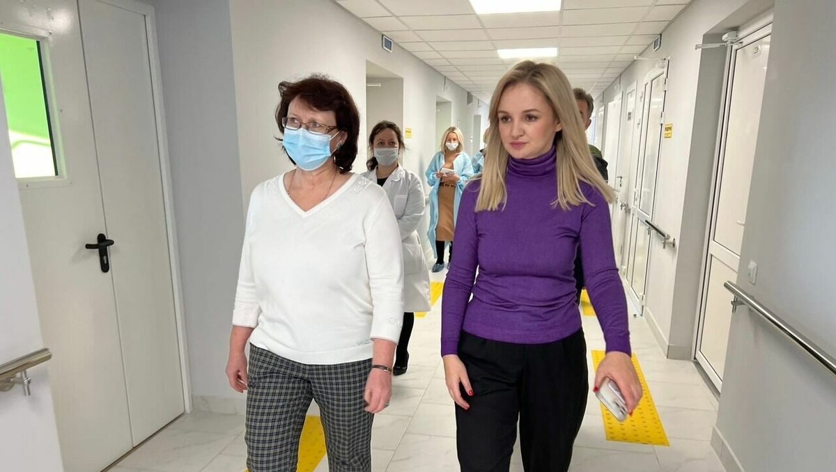     С рабочим визитом в Нылгинскую больницу приезжала вице-премьер Удмуртии Эльвира Пинчук, где она с сотрудниками составила план для исправления плачевной ситуации в медучреждении.
