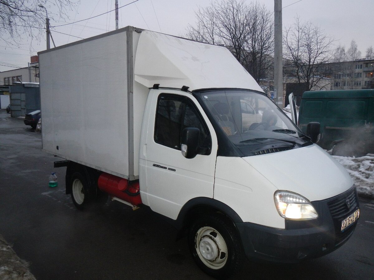 Забавно, что ГАЗелька у меня тоже была белой. Кузов я тогда покрыл белым антикором, всех мужиков в сервисе повеселил и удивил. 