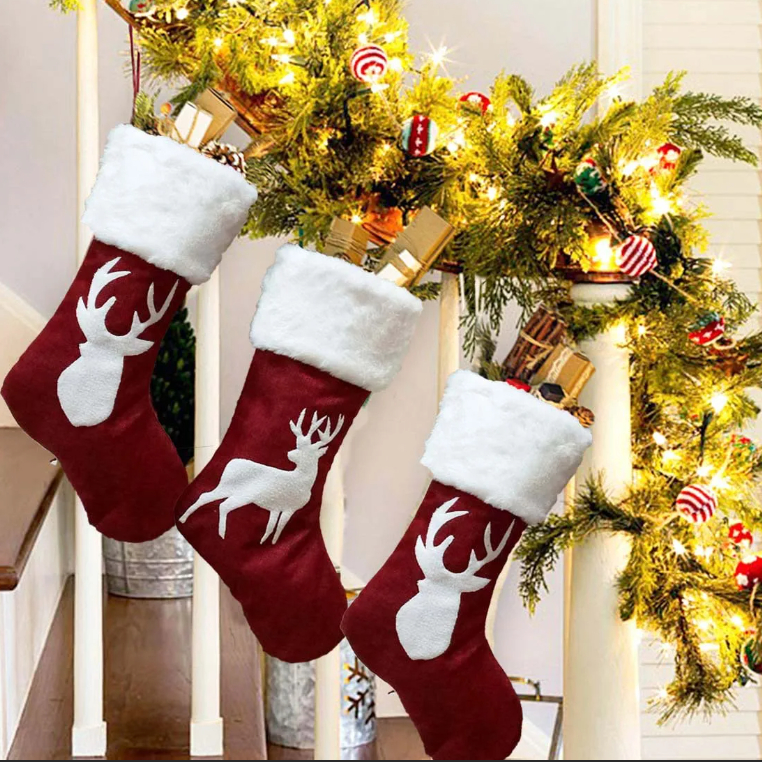 Носочки с оленями, украшающие перила. Единственное - носки лучше развернуть в другую сторону, так, чтобы они "поднимались". Вы же приглашаете энергию зайти в дом, а не выйти из него.