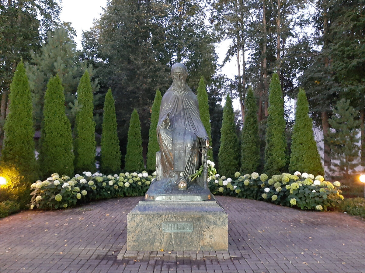 Фото автора : Памятник преподобному Савве Сторожевскому рядом с Саввино- Сторожевским монастырем, г. Звенигород, Московская область.