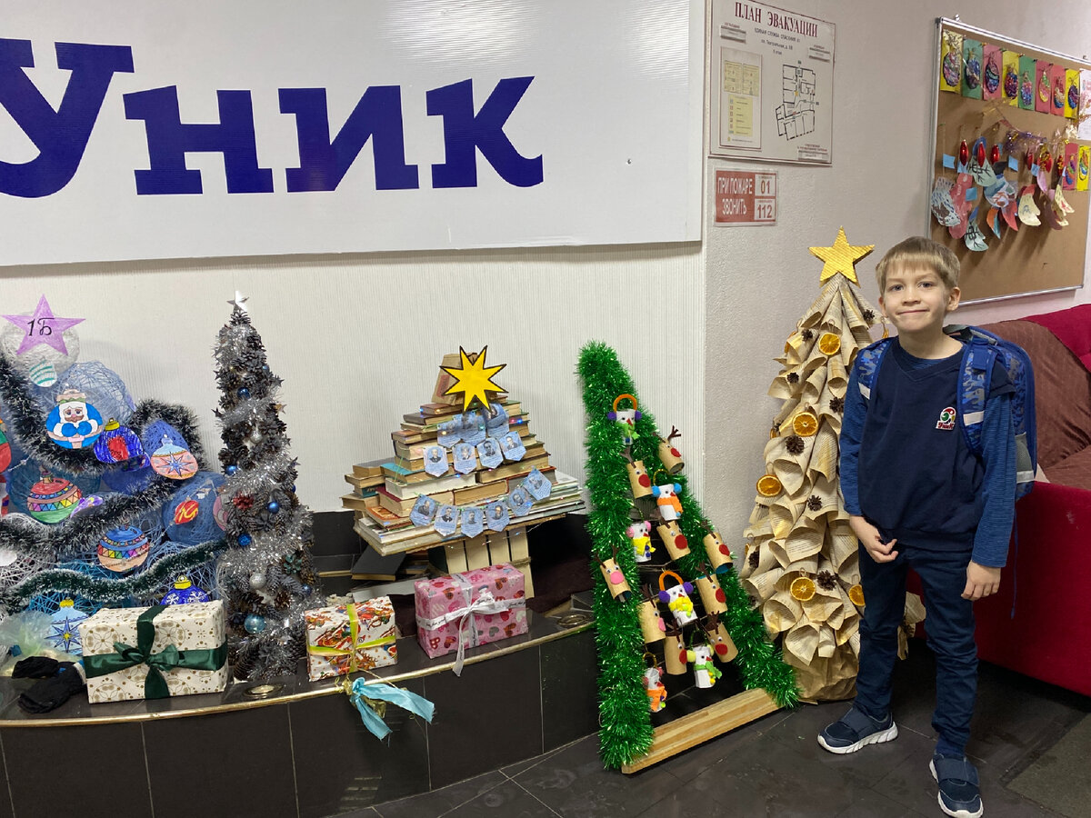 Фото автора. Выставка эко-ёлок начальной школы 
