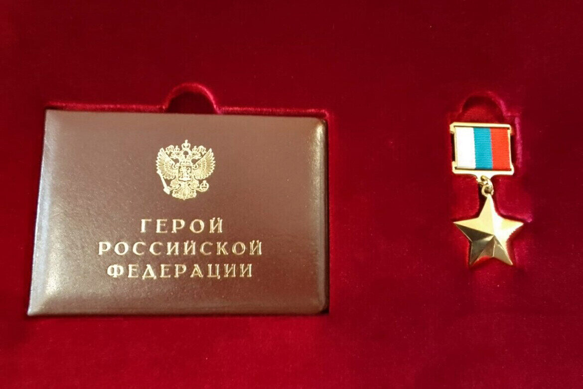 ​За отвагу и мужество во время выполнения боевого задания Рустам Сайфулллин награжден званием Героя России