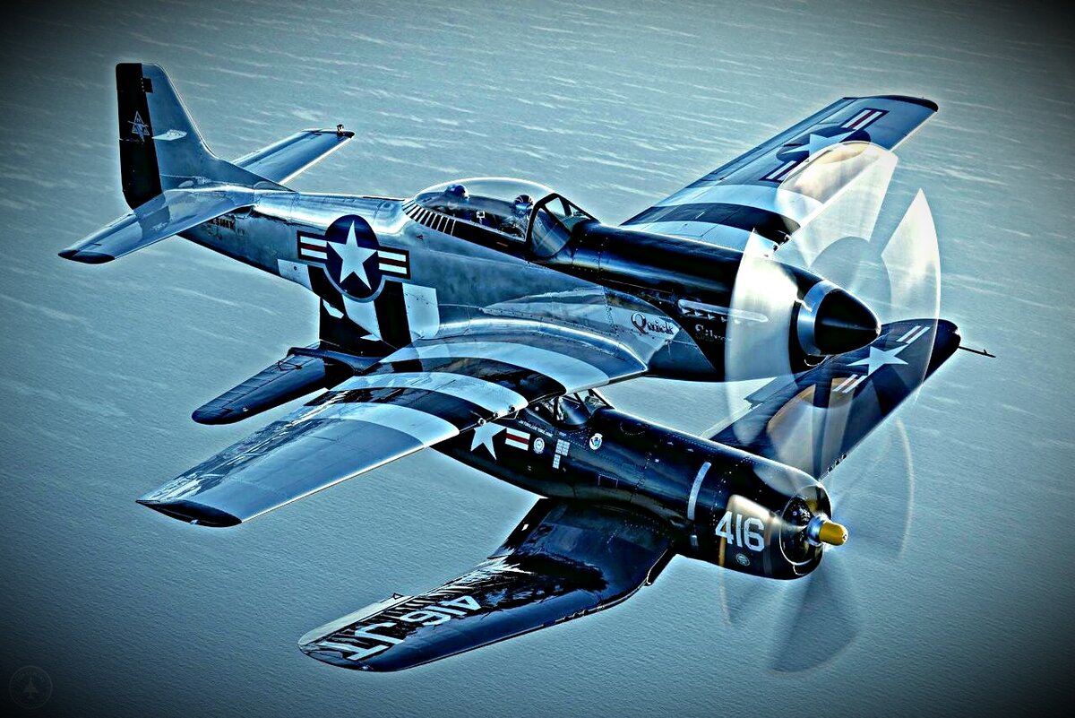 North American P-51 Mustang и Chance Vought F4U Corsair. Фотография из свободных источников, общественное достояние.