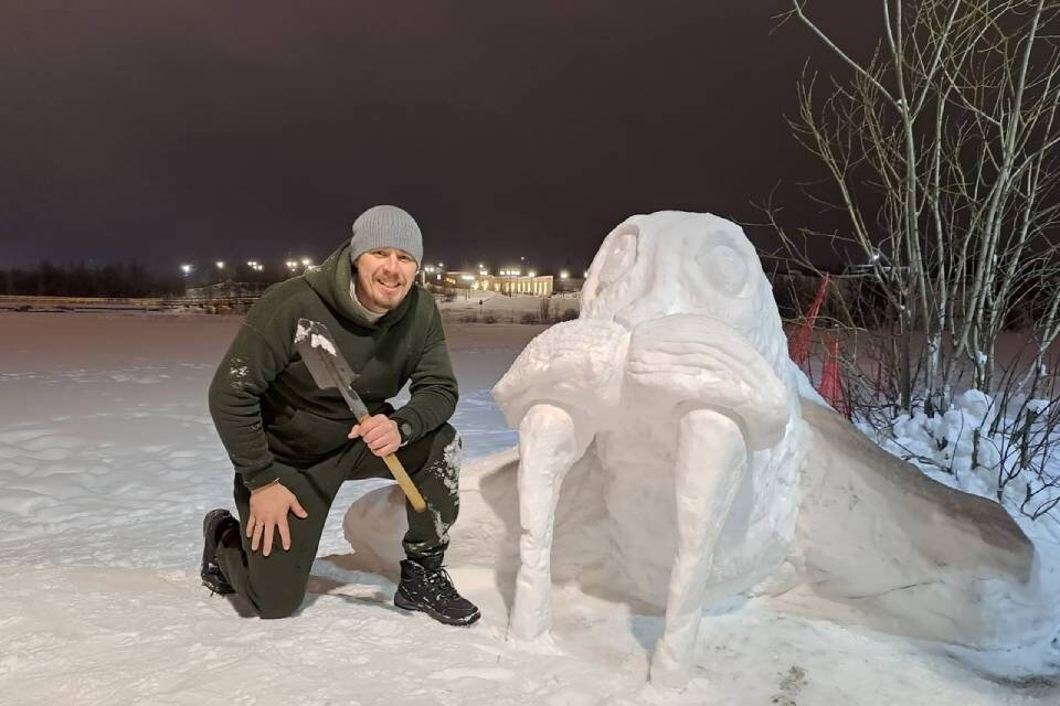     Теперь у Семеновского озера есть морж из снега. Фото: vk.com/club15371009