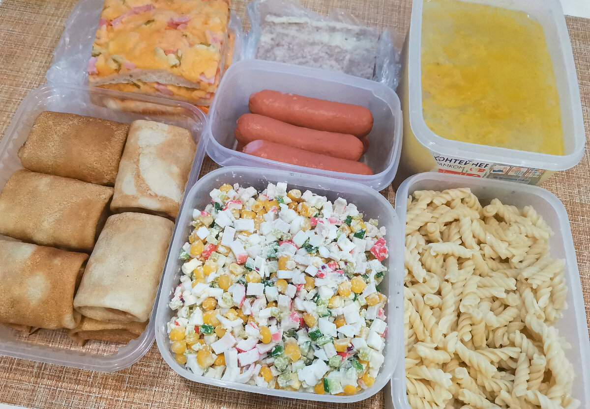 Рыбный суп, крабовый салат, макароны с сосисками, блины с начинкой, пицца, холодец.