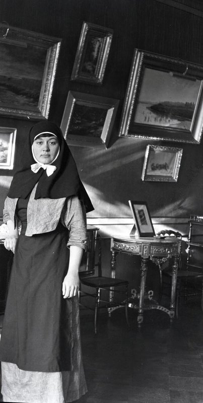 Горничная Татьяна Тарасова (?) в кабинете Азанчеева А.М. - инженера-изыскателя строительства Мурманской железной дороги. Фотонегативов по строительству Мурманской железной дороги. Период создания:  1915 г. "Национальный музей Республики Карелия"