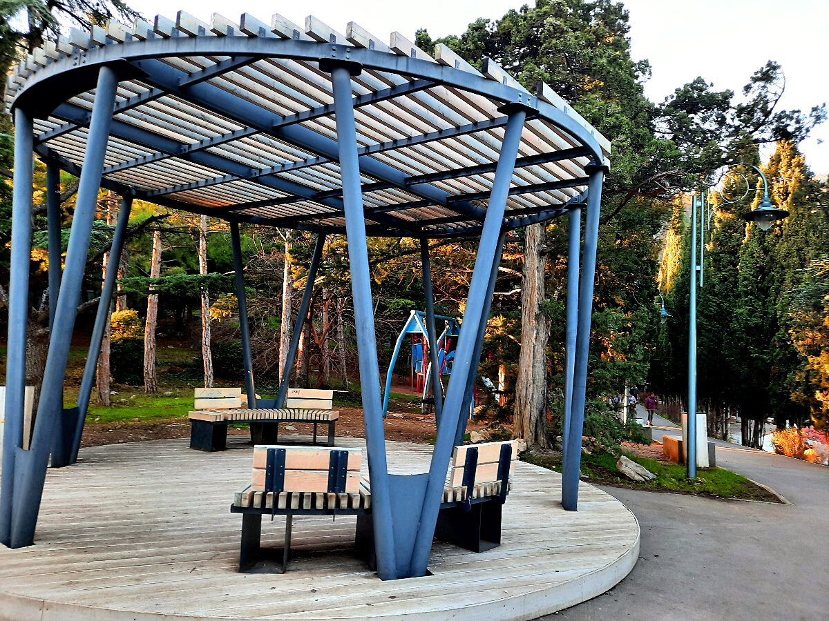 В Симеизе оборудованы современные и красивые прогулочные зоны 