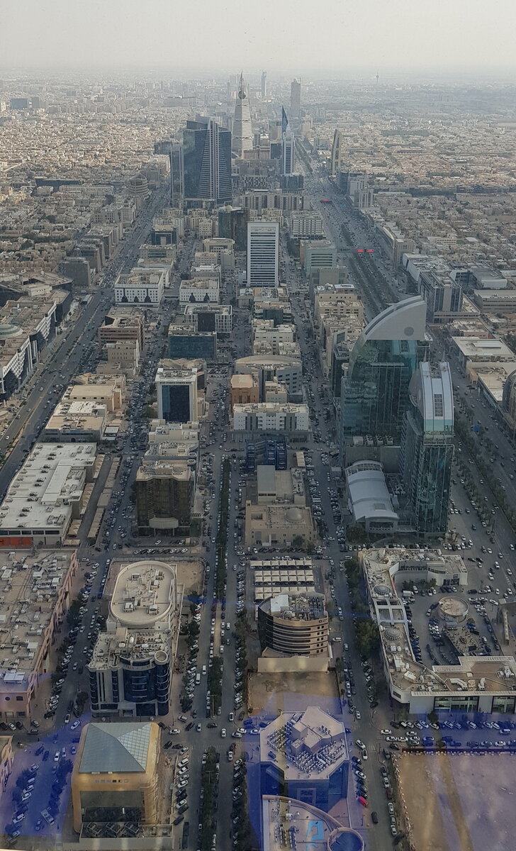 Эр Рияд похож на недоделанный Дубай. 