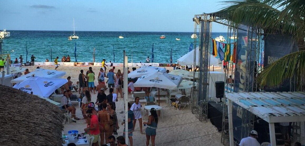 Вид на пляж перед Soles Chill Out Bar
