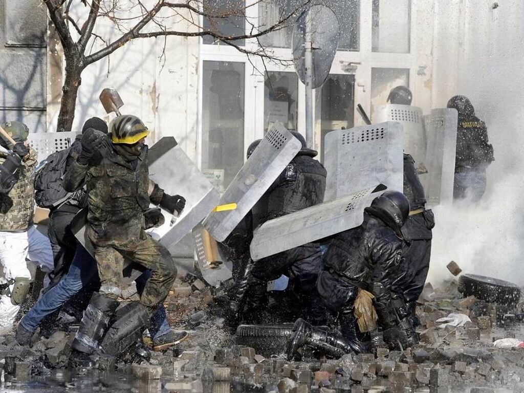 Вот так выглядят «Мирные протестующие-сторонники европейского выбора» .