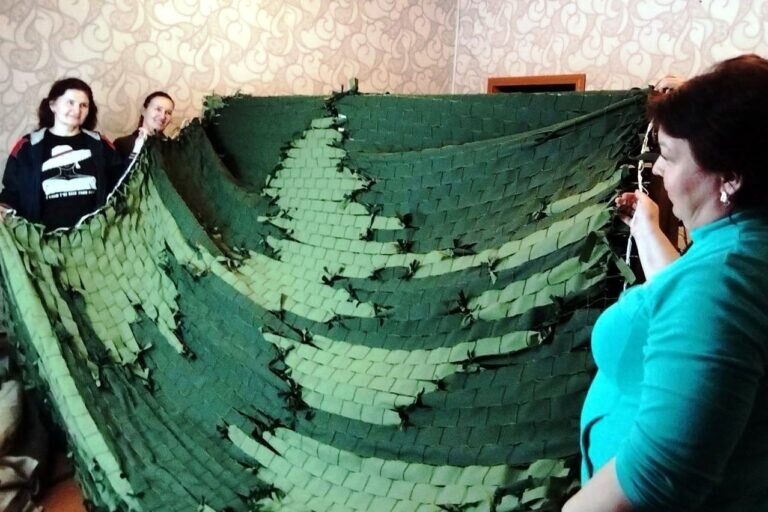    Оренбургские волонтеры плетут маскировочные сети для участников СВО Елена Шкатова