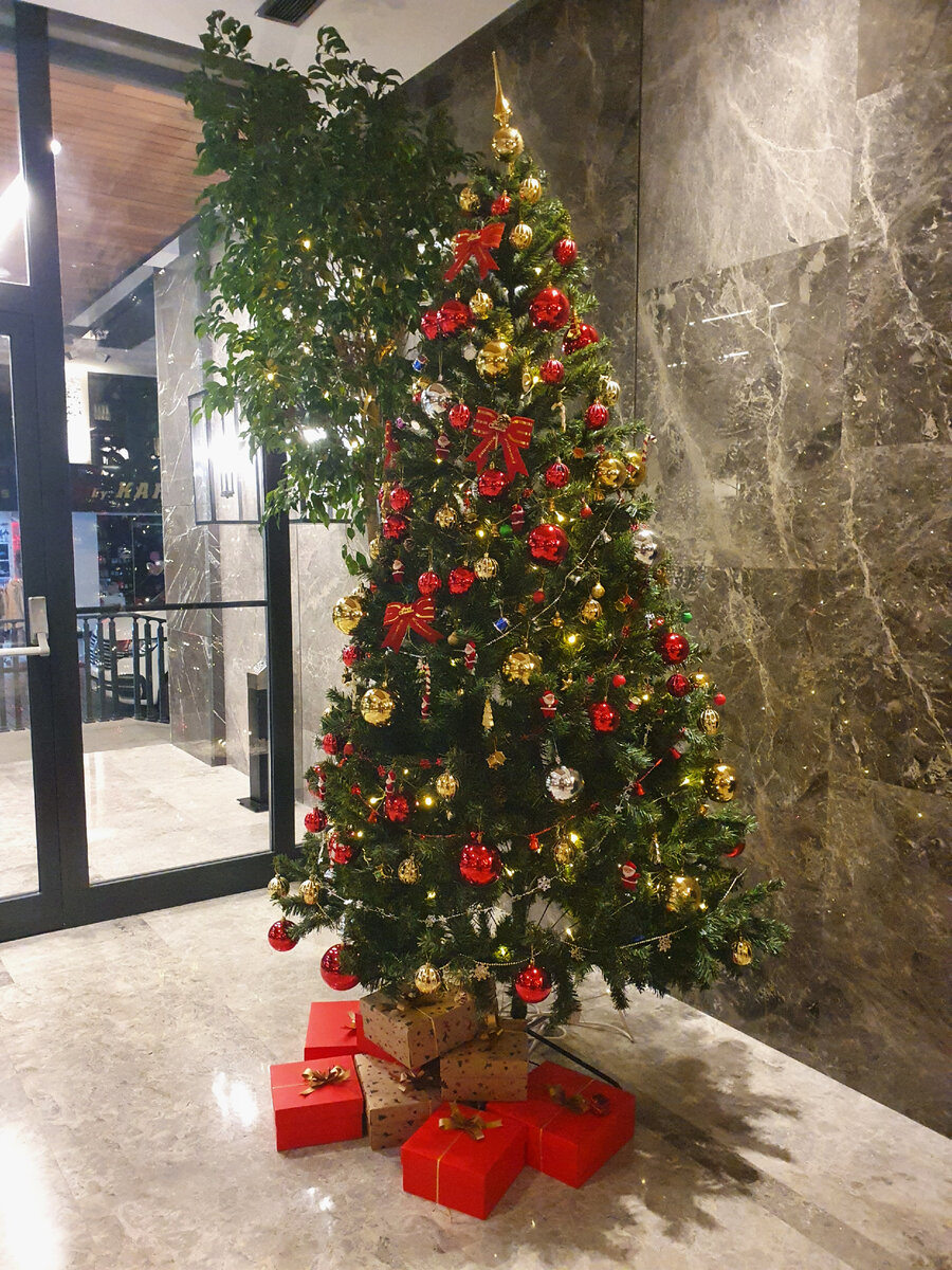 В лобби очень красиво нарядили елочку:)