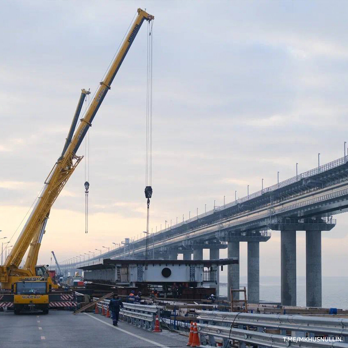 Проезд по крымскому мосту сегодня. Крымский мост 2023. Надвижка пролетов Крымского моста. Крымский мост надвижка. Автодорожный мост Крым.