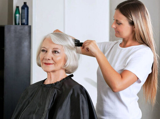     Пенсионеры в Хабаровске могут подстричься и отремонтировать обувь по сниженным ценам ФОТО: мэрия Хабаровска