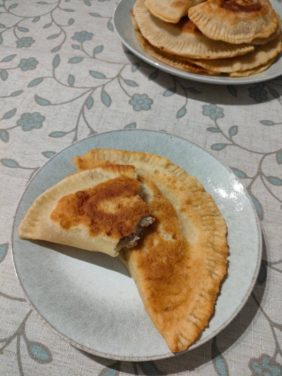 Собственного приготовления чебуреки 