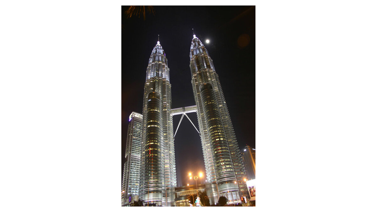    #Башни-близнецы Petronas в малазийской столице Куала-Лумпур© flickr.com / jezet