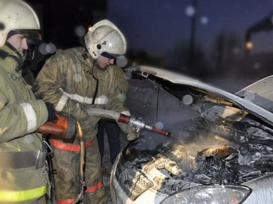     Автомобили массово вспыхнули среди ночи в Благовещенске. ФОТО: ГУ МЧС по Амурской области