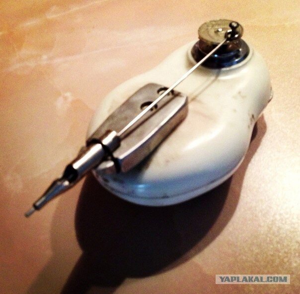 Почти так же выглядел аппарат, только "тело" бритвы было зелёного цвета