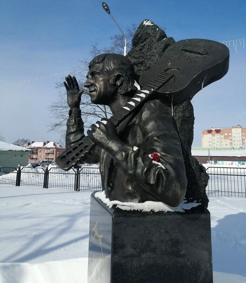 Памятник Владимиру Высоцкому в Южно-Сахалинске. Источник — dzen.ru/pa_myatnik