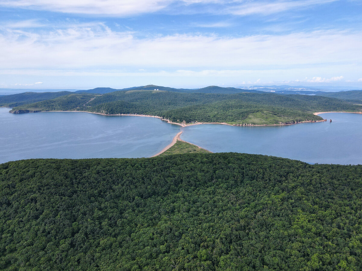 Вид на косу со стороны острова Шкота. На заднем плане остров Русский