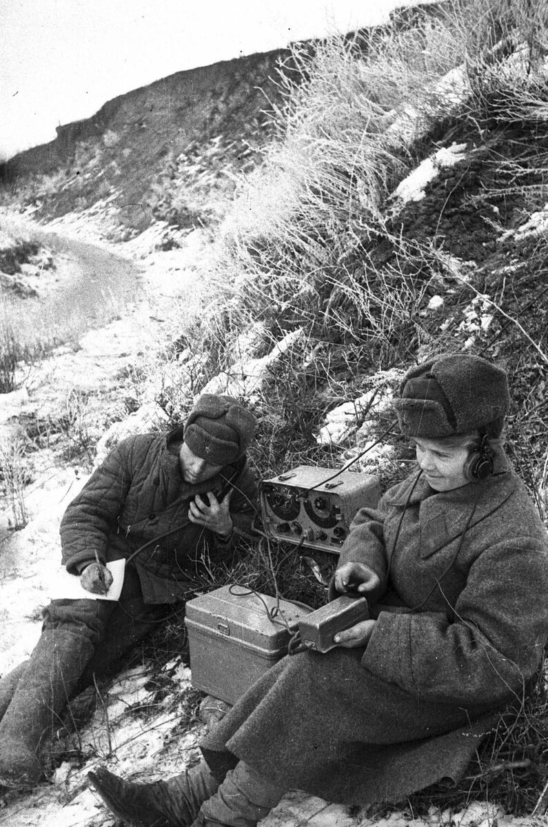 Советские радисты. Оригинальное название фотографии: «Звезда», я «Заря». Фото: Наталья Боде