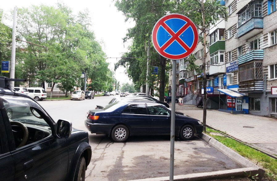 Можно ли остановиться под знаком остановка. Знак остановка запрещена зона. Остановка и стоянка запрещена. Знак парковка запрещена. Остановка запрещена до знака.