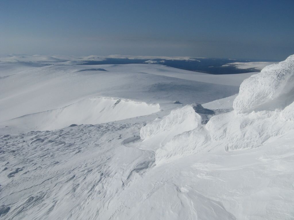 Вид на крутой "обрыв" на Отортене. Именно про него говорил дятловцам лесник Ремпель. Пройдя по траверсу налево-можно дойти до Отортена. А обрыв вниз -это к озеру "Одинокого гуся".