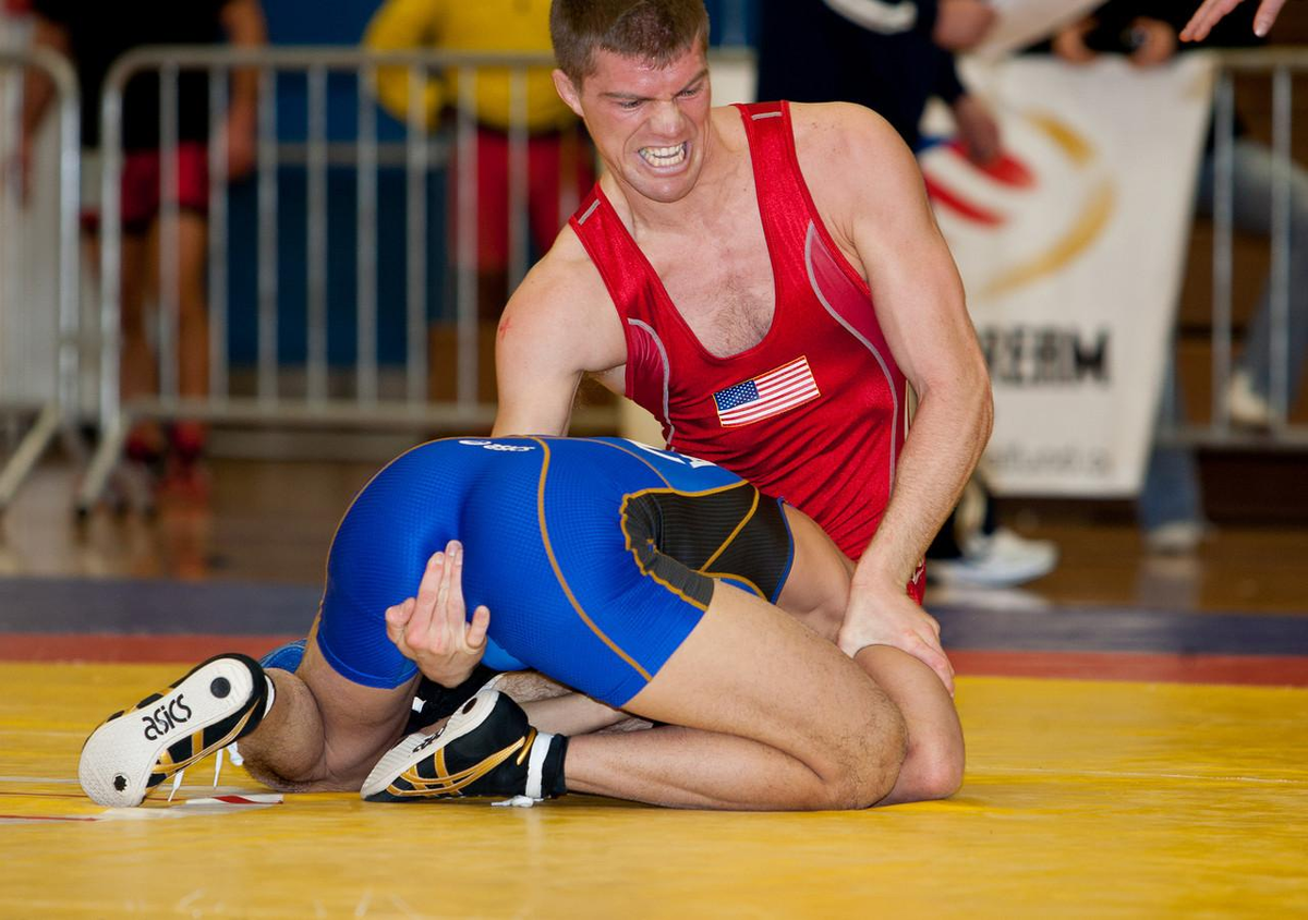 Запрещенные приемы в спорте. Греко Римская борьба партер. Вольная борьба партер. Партер в греко-римской борьбе. Борцы в партере.