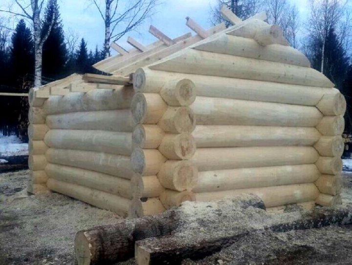 Баня из липы с рубленными фронтонами