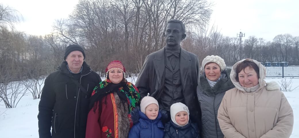 Это мы у памятника Рахманинова в Ивановке