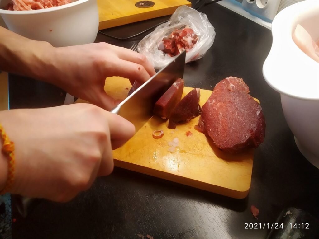 Процесс нарезки лосятины