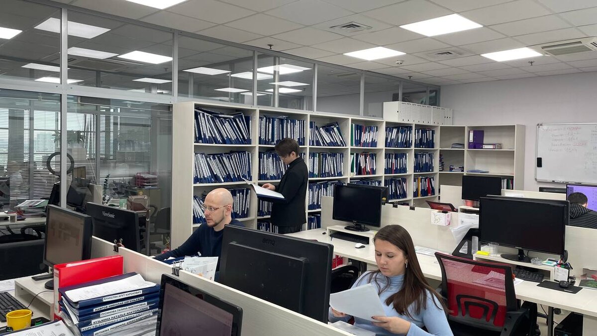 Юридический отдел "Профф Банкрот" на фоне огромной картотеки дел (это только 1/3 часть)