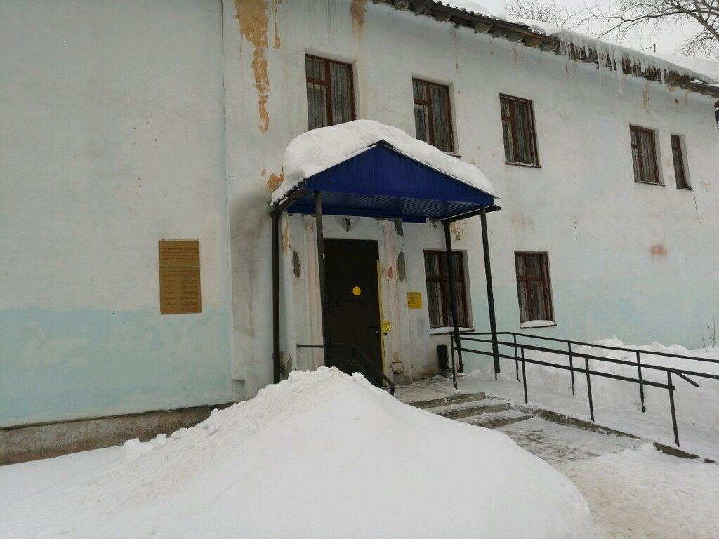 Глядя на здание, их самих хочется обнять и защитить.