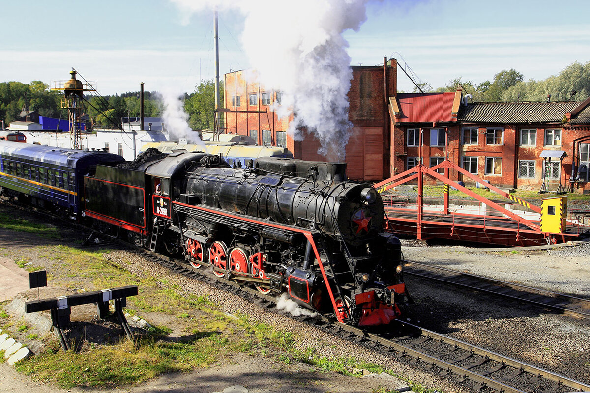 Паровой локомотив "Рускеальского экспресса" отправляется с железнодорожной станции Сортавала