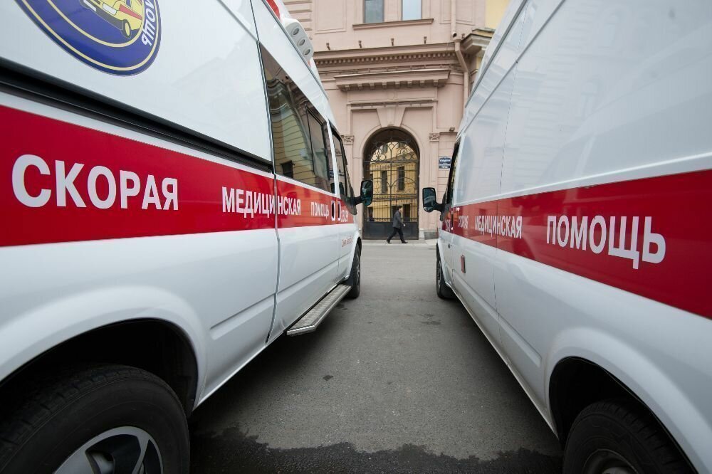 К сожалению, такой нормы, которая бы утяжеляла наказание при нападении на врача «при исполнении», как это действует при нападениях на сотрудников правоохранительных органов не существует. Поэтому при нападении врач, не являясь субъектом права, действует как обычный гражданин в подобной ситуации. Да-да, врач у нас не является субъектом права, но об этом отдельно, если напишите в комментариях. Но все-таки, врач должен учитывать обстоятельства нападения, согласуя свои действия не только с нормами права, но и морали, ведь перед ним пациент - -человек в заведомо стрессовой ситуации. При нападении хулиганов, даже находясь на приеме пациентов, врач может действовать также как и обычный гражданин, когда на него напали неизвестные. "Хулиганов" условно можно разделить на две категории.Лица, не сумевшие справиться с эмоциями, и агрессивные люди, состояние которых не отягощено ничем. Сюда войдут и те, кто находится в состоянии алкогольного опьянения, так как на этот счет есть четкая позиция в Уголовном кодексе: «Лицо, совершившее преступление в состоянии опьянения, вызванном употреблением алкоголя, наркотических средств или других одурманивающих веществ, подлежит уголовной ответственности».
Лица, которые вследствие заболевания ведут себя агрессивно. Но на этот счет есть специальные приказы Минздрава, регламентирующие поведение врача достаточно подробно. При оказании скорой психиатрической помощи, когда иными методами невозможно предотвратить со стороны пациента действия, представляющие непосредственную опасность для него или других лиц, по решению врача-психиатра применяются меры физического стеснения в наиболее щадящих формах. Их продолжительность указывается врачом-психиатром в медицинской документации. При получении сведений о совершении пациентом агрессивных действий врач-психиатр заблаговременно извещает об этом сотрудников полиции, которые принимают необходимые меры в порядке, установленном действующим законодательством.
Врачу дается право на «щадящую форму физического стеснения», все остальное остается в полномочиях правоохранительных органов. Но так как специальных инструкций на то, как вести себя в случаях, выходящих за рамки правового регулирования, не существует, врач действует в тех пределах, которые дозволены законодательством, но сообразуясь с нормами морали.Как защитить себя и не переступить Уголовный кодексОсновная норма, которую необходимо знать, – статья 37 УК РФ. Необходимая оборона. Если при применении гражданского законодательства мы все признаем возможность действий по аналогии, то в уголовном праве применение аналогии запрещено, поэтому текст статьи следует воспринимать буквально, без субъективного толкования.Не является преступлением причинение вреда посягающему лицу в состоянии необходимой обороны, то есть при защите личности и прав обороняющегося или других лиц, охраняемых законом интересов общества или государства от общественно опасного посягательства, если это посягательство было сопряжено с насилием, опасным для жизни обороняющегося или другого лица, либо с непосредственной угрозой применения такого насилия.
Защита от посягательства, не сопряженного с насилием, опасным для жизни обороняющегося или другого лица, либо с непосредственной угрозой применения такого насилия, является правомерной, если при этом не было допущено превышения пределов необходимой обороны, то есть умышленных действий, явно не соответствующих характеру и опасности посягательства. 2.1 Не являются превышением пределов необходимой обороны действия обороняющегося лица, если это лицо, вследствие неожиданности посягательства, не могло объективно оценить степень и характер опасности нападения.
Положения настоящей статьи в равной мере распространяются на всех лиц независимо от их профессиональной или иной специальной подготовки и служебного положения, а также независимо от возможности избежать общественно опасного посягательства или обратиться за помощью к другим лицам или органам власти.
В части первой ключевыми словами являются: «сопряжено с насилием, опасным для жизни» и «непосредственной угрозой такого насилия». Надо отметить, что угрожающие слова или жесты таковыми не являются. Очень важное дополнение – это пункт 2.1., позволяющий учесть «неожиданность» в нападении, если неожиданность не позволяет объективно оценить характер нападения.Кроме статьи 37 УК РФ, следует ознакомиться и с другими положениями Уголовного кодекса. Согласно статье 5 УК РФ, лицо подлежит уголовной ответственности только за те общественно опасные действия (бездействие) и наступившие общественно опасные последствия, в отношении которых установлена его вина, то есть учитывается «психическое отношение лица к совершаемому и последствиям (выражающееся в форме умысла или неосторожности)».Как быть с пациентом
Необходимо учитывать, какой общественный резонанс может вызвать адекватный ответ врача разбушевавшемуся пациенту. Поэтому, если лицу, которое хочет каким-то образом оказать физическое воздействие на врача, объективно нужна медицинская помощь, ее следует оказать, доставив его в стационар, и (на усмотрение лица, подвергшегося нападению), передать это дело в руки полиции. А если пациент, в силу своей эмоциональной перегруженности, ведет себя неадекватно, лучше любым способом избежать физического контакта и, изолировав разбушевавшегося оппонента, ждать приезда сотрудников полиции.Как наказать обидчика и не поставить под удар своё доброе имя?
Зачастую можно столкнуться с агрессией пациента или его родственников, когда эти люди могут быть вполне психически здоровы, и вызов специализированной бригады будет необоснованным. В этом случае, если пациенту действительно требуется неотложная помощь, то ее необходимо оказать, но обязательно задокументировать факт нападения (с его стороны или со стороны родственников). Чтобы все-таки обезопасить в дальнейшем себя от сплетен и необоснованных жалоб, лучше дополнительно вызвать полицию и доложить о случившемся непосредственному руководителю или диспетчеру на станцию скорой помощи. Действия врача в этой ситуации будут под пристальнейшим вниманием, а общественное мнение, скорее всего, будет на стороне пациента или лица, его сопровождающего. Поэтому докладная, отказ от ведения пациента, информирование полиции помогут обезопасить себя на случай негативных последствий, хотя и займут дополнительное время.От необходимой самоообороны до «волчьего билета»
В 2010 году были внесены серьезные поправки в статью 351.1 Трудового кодекса РФ и в статью 22.1 ФЗ «О государственной регистрации юридических лиц и индивидуальных предпринимателей». Поправки дополнили существующие ограничения на занятие трудовой деятельностью в сфере организации отдыха и оздоровления несовершеннолетних, их медицинского обеспечения, социальной защиты и социального обслуживания, тем, что лишают лиц, имевших судимость, в том числе и за превышение необходимой самообороны, возможности вернуться к прежней работе и фактически означают для этих лиц «волчий билет», т. е. пожизненный запрет на профессию. Поэтому, защищая себя при нападении, стоит быть осторожным в своих действиях и помнить, что от самообороны и до «волчьего билета» недалеко.