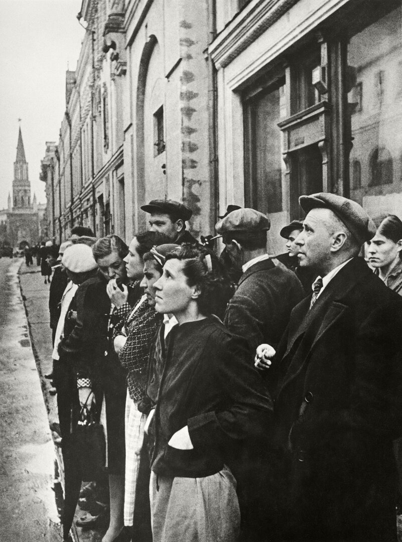 Объявление о начале Великой Отечественной войны. Москва, 1941 год. Фотография: Евгений Халдей.